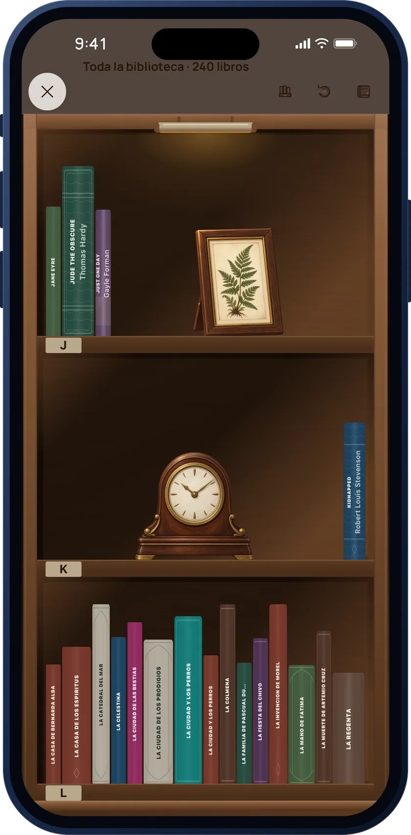Estantería de madera de Bookgeist con toda la biblioteca de 240 libros en orden alfabético